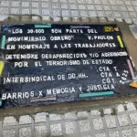 Instalaron una baldosa en homenaje a desaparecidos frente a la Secretaría de Trabajo y Capital Humano hizo la denuncia policial